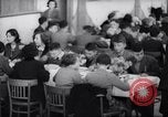 Standbild deutsch-jüdische Flüchtlingskinder Harwich England, 1938, aus Sekunde 41 historischem Filmmaterial Videoclip 65675037221