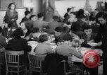 Standbild deutsch-jüdische Flüchtlingskinder Harwich England, 1938, aus Sekunde 42 historischem Filmmaterial Videoclip 65675037221