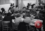 Standbild deutsch-jüdische Flüchtlingskinder Harwich England, 1938, aus Sekunde 44 historischem Filmmaterial Videoclip 65675037221
