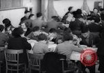Standbild deutsch-jüdische Flüchtlingskinder Harwich England, 1938, aus Sekunde 45 historischem Filmmaterial Videoclip 65675037221