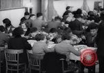Standbild deutsch-jüdische Flüchtlingskinder Harwich England, 1938, aus Sekunde 46 historischem Filmmaterial Videoclip 65675037221