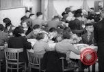 Standbild deutsch-jüdische Flüchtlingskinder Harwich England, 1938, aus Sekunde 47 historischem Filmmaterial Videoclip 65675037221