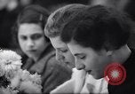 Standbild deutsch-jüdische Flüchtlingskinder Harwich England, 1938, aus Sekunde 59 historischem Filmmaterial Videoclip 65675037221