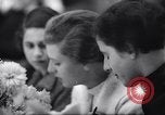 Standbild deutsch-jüdische Flüchtlingskinder Harwich England, 1938, aus Sekunde 61 historischem Filmmaterial Videoclip 65675037221