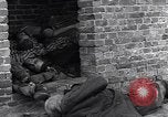 Standbild NS-Konzentrationslager Ludwigslust Deutschland, 1945, aus Sekunde 33 historischem Filmmaterial Videoclip 65675037227