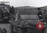 Standbild deutsche militärische Fahrzeuge Neumark Tschechoslowakei, 1945, aus Sekunde 27 historischem Filmmaterial Videoclip 65675037234