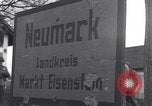 Standbild deutsche militärische Fahrzeuge Neumark Tschechoslowakei, 1945, aus Sekunde 41 historischem Filmmaterial Videoclip 65675037234