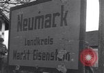Standbild deutsche militärische Fahrzeuge Neumark Tschechoslowakei, 1945, aus Sekunde 43 historischem Filmmaterial Videoclip 65675037234