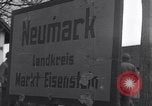 Standbild deutsche militärische Fahrzeuge Neumark Tschechoslowakei, 1945, aus Sekunde 48 historischem Filmmaterial Videoclip 65675037234