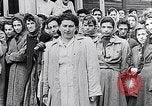 Standbild Belsen Konzentrationslager Niedersachsen Deutschland, 1945, aus Sekunde 5 historischem Filmmaterial Videoclip 65675037244
