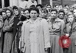 Standbild Belsen Konzentrationslager Niedersachsen Deutschland, 1945, aus Sekunde 7 historischem Filmmaterial Videoclip 65675037244