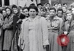 Standbild Belsen Konzentrationslager Niedersachsen Deutschland, 1945, aus Sekunde 8 historischem Filmmaterial Videoclip 65675037244