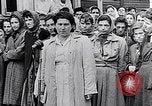 Standbild Belsen Konzentrationslager Niedersachsen Deutschland, 1945, aus Sekunde 12 historischem Filmmaterial Videoclip 65675037244