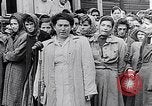 Standbild Belsen Konzentrationslager Niedersachsen Deutschland, 1945, aus Sekunde 26 historischem Filmmaterial Videoclip 65675037244