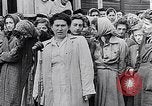 Standbild Belsen Konzentrationslager Niedersachsen Deutschland, 1945, aus Sekunde 48 historischem Filmmaterial Videoclip 65675037244