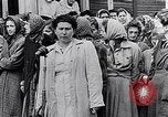 Standbild Belsen Konzentrationslager Niedersachsen Deutschland, 1945, aus Sekunde 50 historischem Filmmaterial Videoclip 65675037244