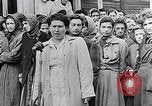 Standbild Belsen Konzentrationslager Niedersachsen Deutschland, 1945, aus Sekunde 56 historischem Filmmaterial Videoclip 65675037244