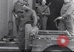 Standbild Bergen Belsen Konzentrationslager Niedersachsen Deutschland, 1945, aus Sekunde 15 historischem Filmmaterial Videoclip 65675037245