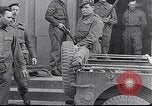 Standbild Bergen Belsen Konzentrationslager Niedersachsen Deutschland, 1945, aus Sekunde 17 historischem Filmmaterial Videoclip 65675037245