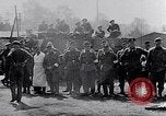 Standbild Bergen Belsen Konzentrationslager Niedersachsen Deutschland, 1945, aus Sekunde 26 historischem Filmmaterial Videoclip 65675037245
