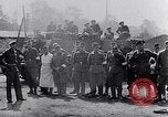 Standbild Bergen Belsen Konzentrationslager Niedersachsen Deutschland, 1945, aus Sekunde 30 historischem Filmmaterial Videoclip 65675037245