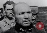 Standbild Bergen Belsen Konzentrationslager Niedersachsen Deutschland, 1945, aus Sekunde 31 historischem Filmmaterial Videoclip 65675037245
