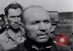 Standbild Bergen Belsen Konzentrationslager Niedersachsen Deutschland, 1945, aus Sekunde 32 historischem Filmmaterial Videoclip 65675037245