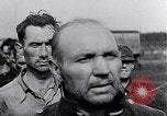 Standbild Bergen Belsen Konzentrationslager Niedersachsen Deutschland, 1945, aus Sekunde 34 historischem Filmmaterial Videoclip 65675037245