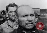 Standbild Bergen Belsen Konzentrationslager Niedersachsen Deutschland, 1945, aus Sekunde 35 historischem Filmmaterial Videoclip 65675037245