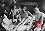 Standbild Bergen Belsen Konzentrationslager Niedersachsen Deutschland, 1945, aus Sekunde 37 historischem Filmmaterial Videoclip 65675037245