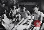 Standbild Bergen Belsen Konzentrationslager Niedersachsen Deutschland, 1945, aus Sekunde 39 historischem Filmmaterial Videoclip 65675037245