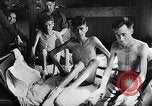 Standbild Bergen Belsen Konzentrationslager Niedersachsen Deutschland, 1945, aus Sekunde 42 historischem Filmmaterial Videoclip 65675037245