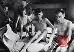 Standbild Bergen Belsen Konzentrationslager Niedersachsen Deutschland, 1945, aus Sekunde 47 historischem Filmmaterial Videoclip 65675037245