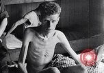 Standbild Bergen Belsen Konzentrationslager Niedersachsen Deutschland, 1945, aus Sekunde 51 historischem Filmmaterial Videoclip 65675037245