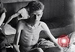 Standbild Bergen Belsen Konzentrationslager Niedersachsen Deutschland, 1945, aus Sekunde 52 historischem Filmmaterial Videoclip 65675037245