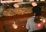 Standbild diverse Geschäfte am Markt Vietnam, 1967, aus Sekunde 7 historischem Filmmaterial Videoclip 65675037263