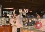 Standbild diverse Geschäfte am Markt Vietnam, 1967, aus Sekunde 39 historischem Filmmaterial Videoclip 65675037263