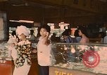 Standbild diverse Geschäfte am Markt Vietnam, 1967, aus Sekunde 40 historischem Filmmaterial Videoclip 65675037263