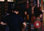 Standbild diverse Geschäfte am Markt Vietnam, 1967, aus Sekunde 53 historischem Filmmaterial Videoclip 65675037263