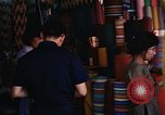 Standbild diverse Geschäfte am Markt Vietnam, 1967, aus Sekunde 56 historischem Filmmaterial Videoclip 65675037263