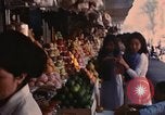 Standbild diverse Geschäfte am Markt Vietnam, 1967, aus Sekunde 61 historischem Filmmaterial Videoclip 65675037263