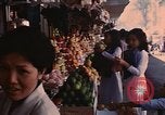 Standbild diverse Geschäfte am Markt Vietnam, 1967, aus Sekunde 62 historischem Filmmaterial Videoclip 65675037263