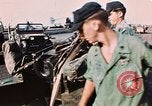 Immagine di Airlift Lai Khe Vietnam del Sud, 1968, secondo 62 filmato di repertorio 65675037285