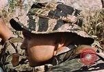 Image des soldats dans la jungle Lai Khe Sud Vietnam, 1968, de la seconde 17 séquences d'archives historiques vidéo 65675037287