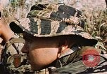 Image des soldats dans la jungle Lai Khe Sud Vietnam, 1968, de la seconde 19 séquences d'archives historiques vidéo 65675037287