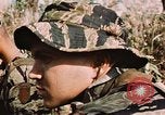 Image des soldats dans la jungle Lai Khe Sud Vietnam, 1968, de la seconde 20 séquences d'archives historiques vidéo 65675037287