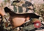 Image des soldats dans la jungle Lai Khe Sud Vietnam, 1968, de la seconde 22 séquences d'archives historiques vidéo 65675037287
