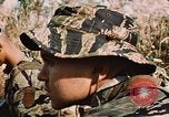 Image des soldats dans la jungle Lai Khe Sud Vietnam, 1968, de la seconde 25 séquences d'archives historiques vidéo 65675037287