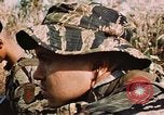 Image des soldats dans la jungle Lai Khe Sud Vietnam, 1968, de la seconde 27 séquences d'archives historiques vidéo 65675037287