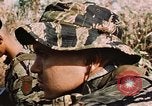 Image des soldats dans la jungle Lai Khe Sud Vietnam, 1968, de la seconde 29 séquences d'archives historiques vidéo 65675037287
